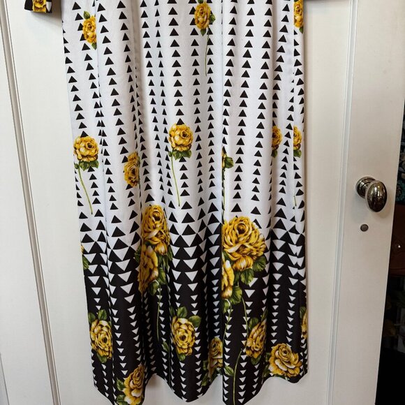 Vintage 70s dress with a rose and triangle print - Picture 2 of 4